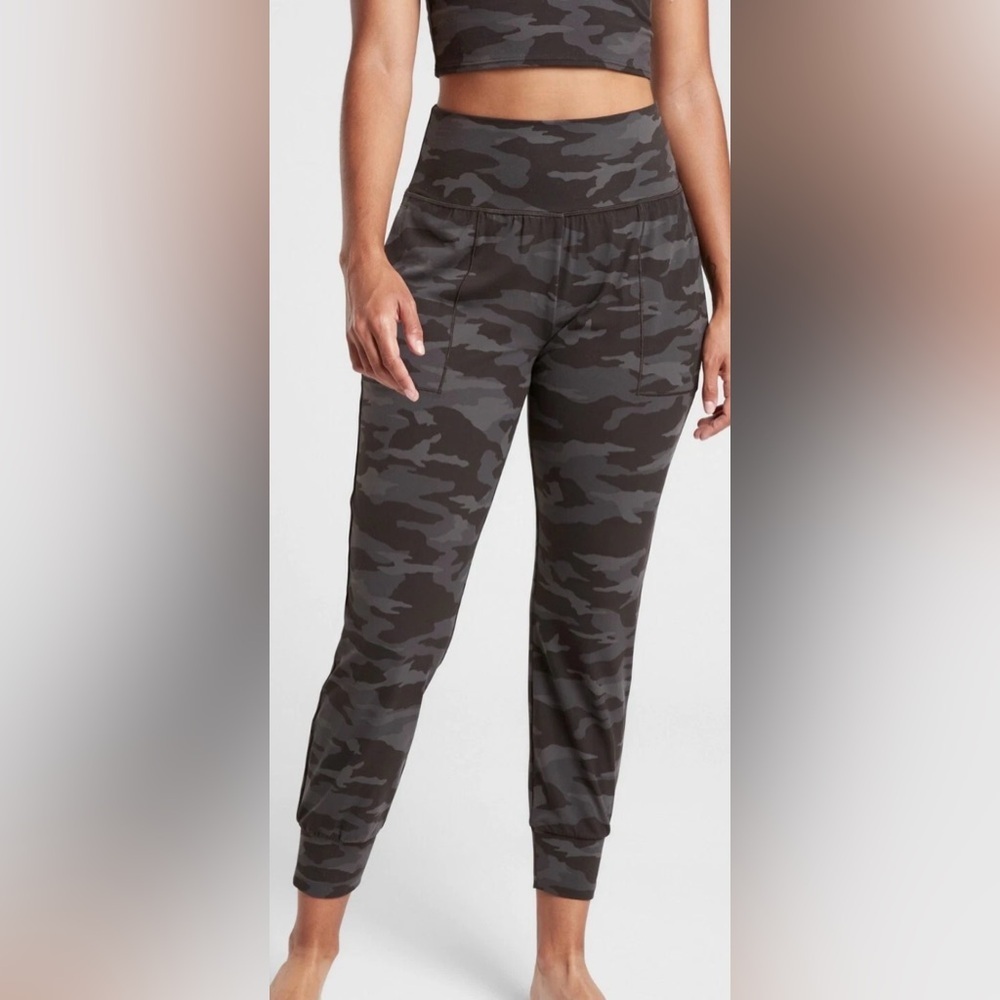 Athleta Salutation Jogger Camo Leggings – Size Medium – EUC